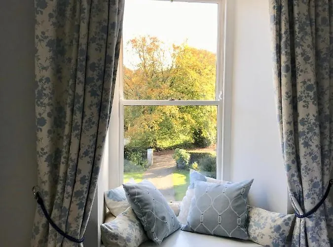 Riverbank House 4*